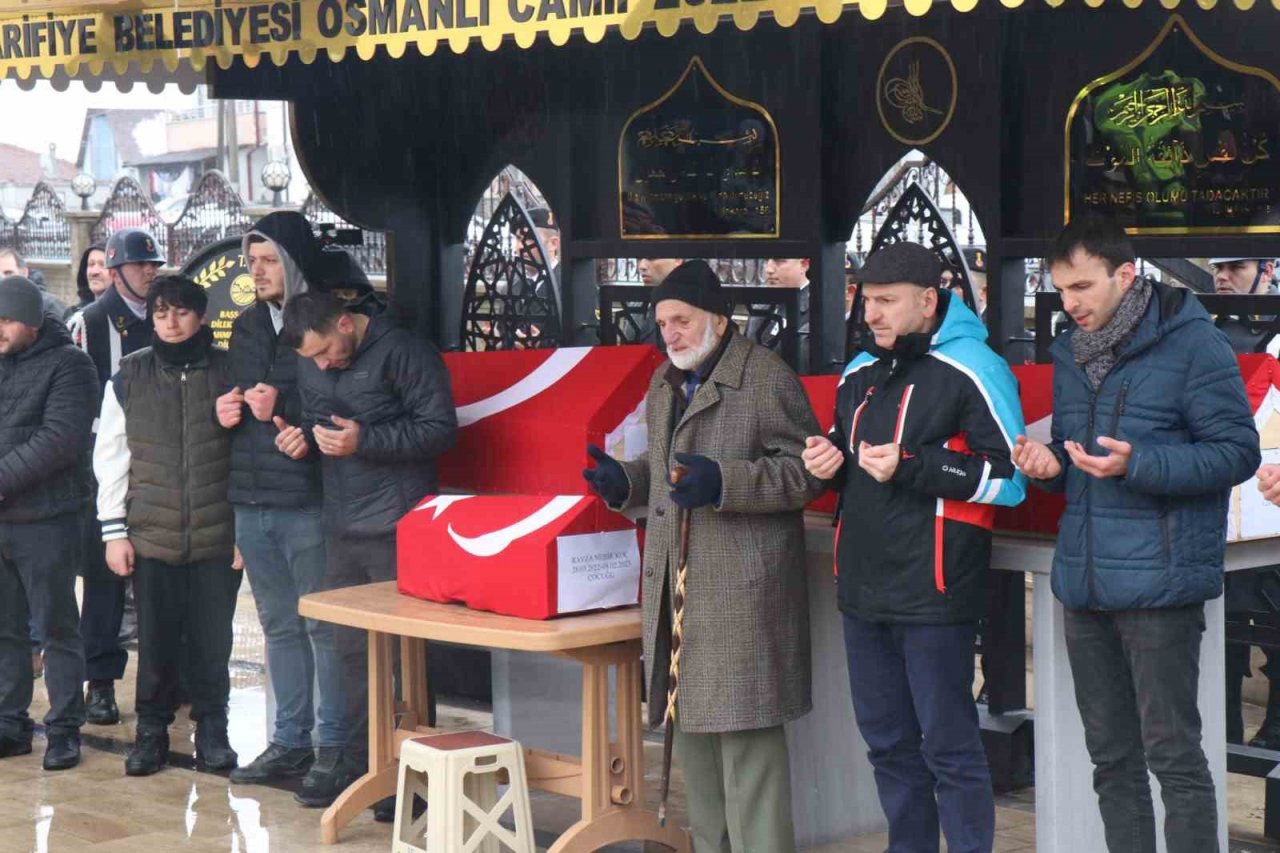 Depremde hayatını kaybeden astsubay, kızı ve annesi son yolculuklarına uğurlandı