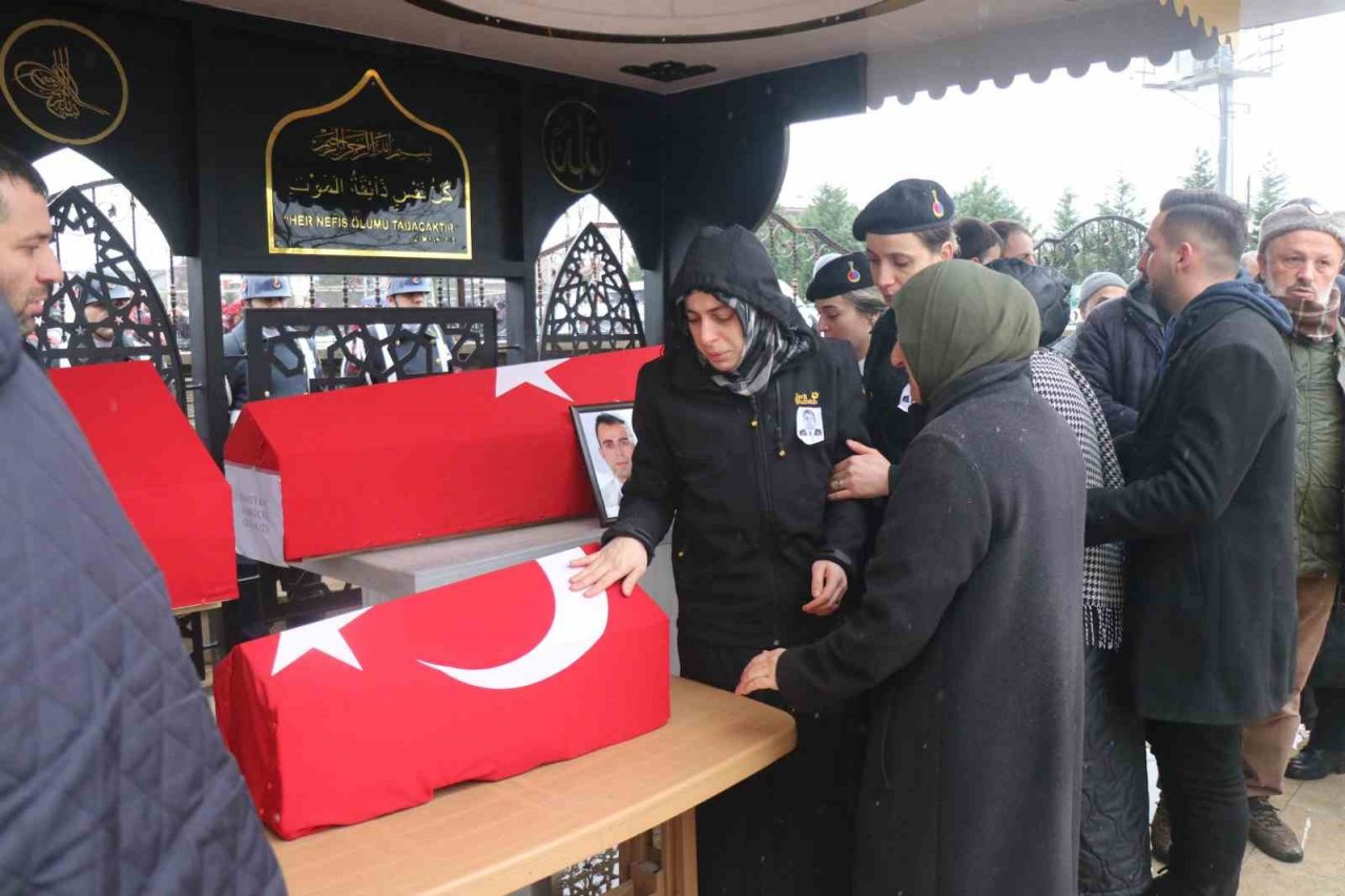 Depremde hayatını kaybeden astsubay, kızı ve annesi son yolculuklarına uğurlandı