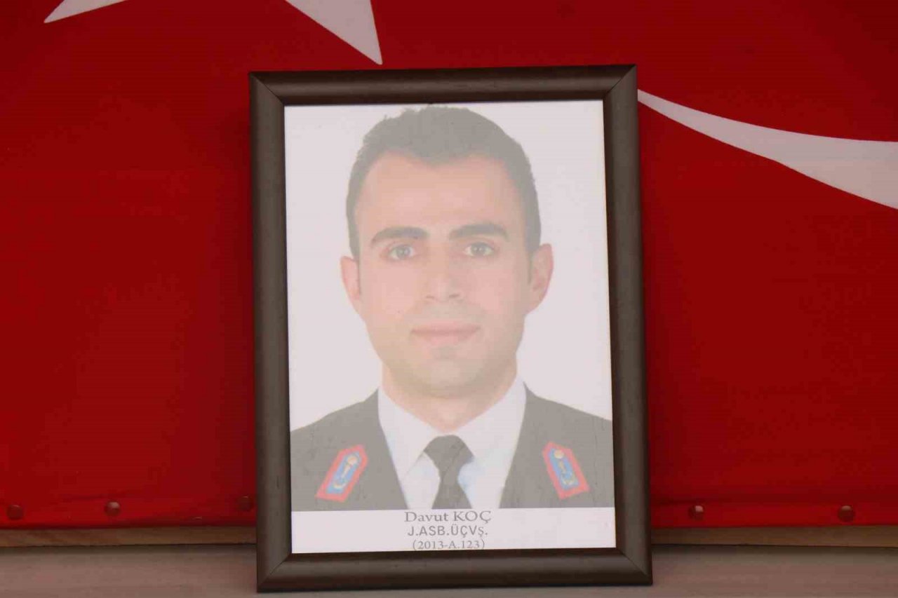 Depremde hayatını kaybeden astsubay, kızı ve annesi son yolculuklarına uğurlandı