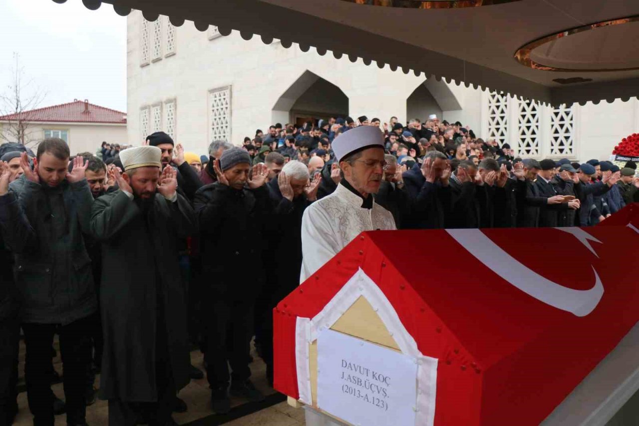 Depremde hayatını kaybeden astsubay, kızı ve annesi son yolculuklarına uğurlandı