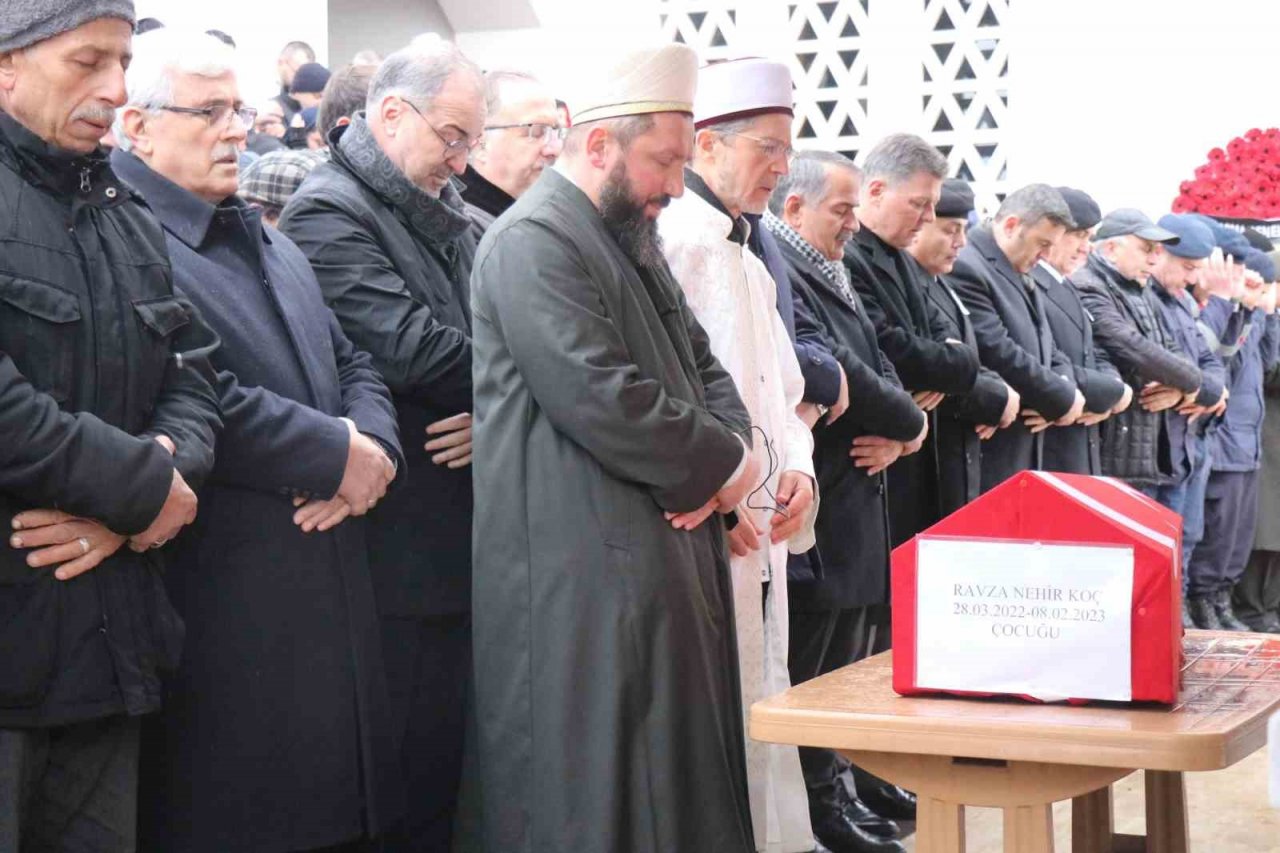 Depremde hayatını kaybeden astsubay, kızı ve annesi son yolculuklarına uğurlandı