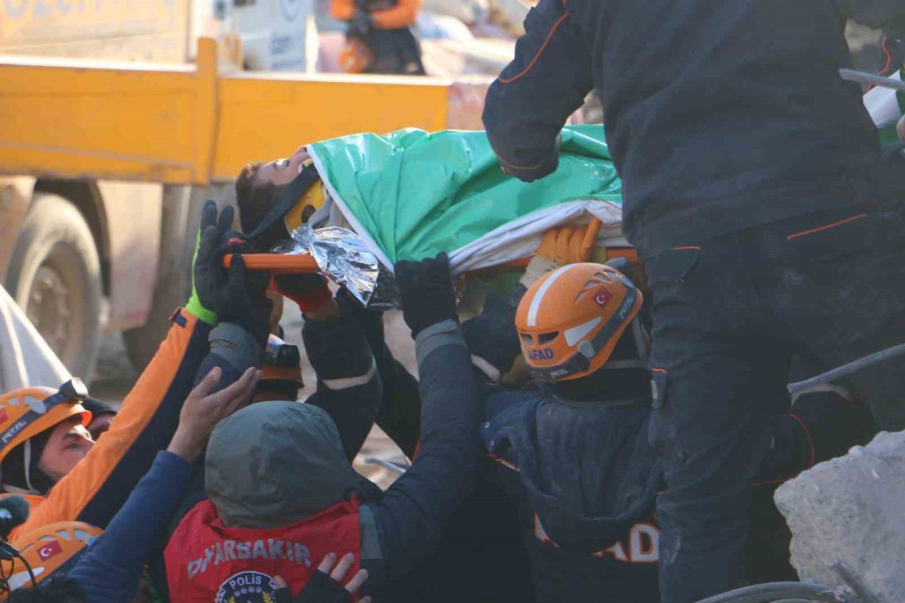 Diyarbakır’da 101 saat sonra anne ve oğlu kurtarıldı