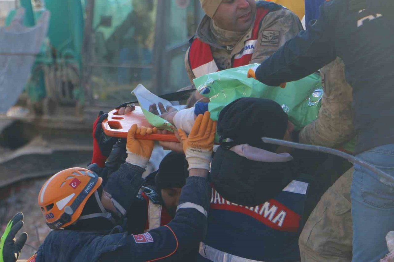 Diyarbakır’da 101 saat sonra anne ve oğlu kurtarıldı