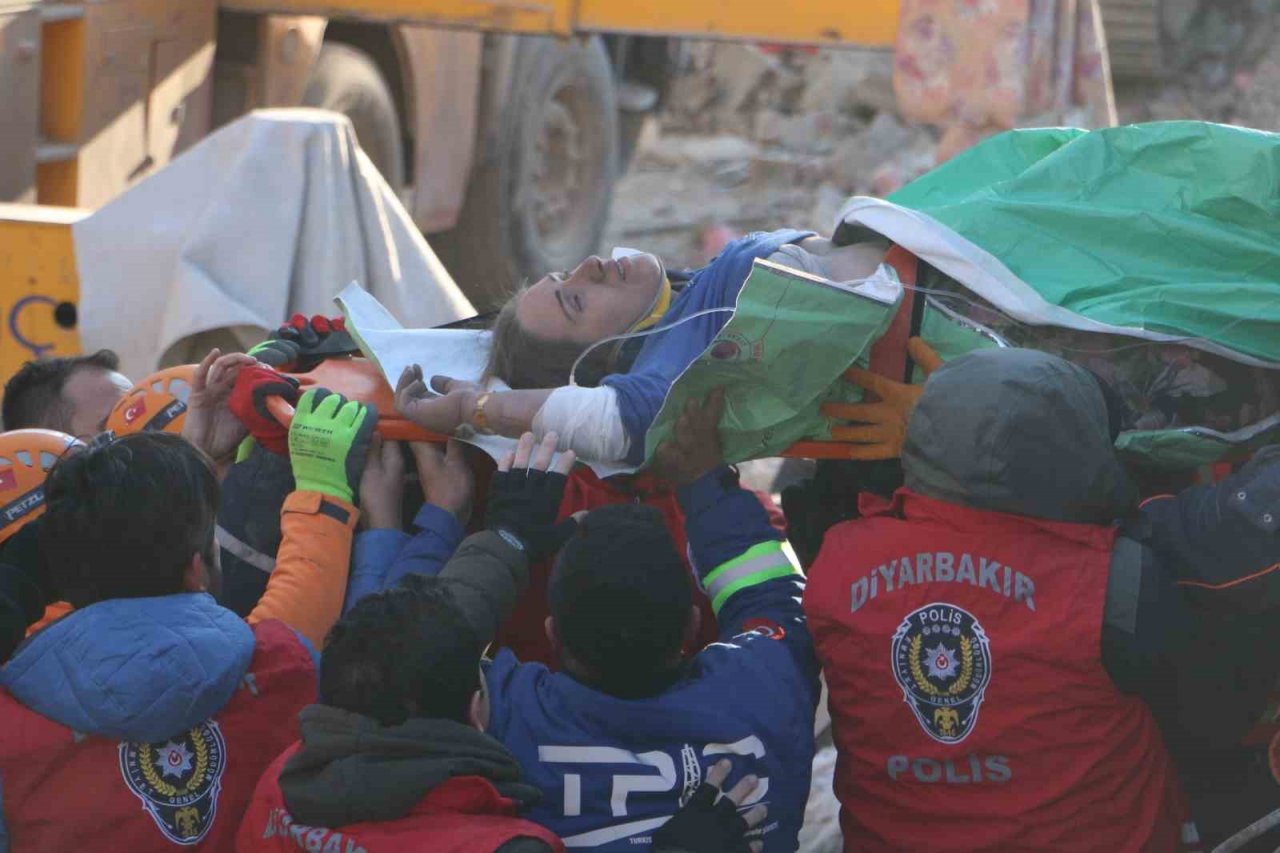 Diyarbakır’da 101 saat sonra anne ve oğlu kurtarıldı