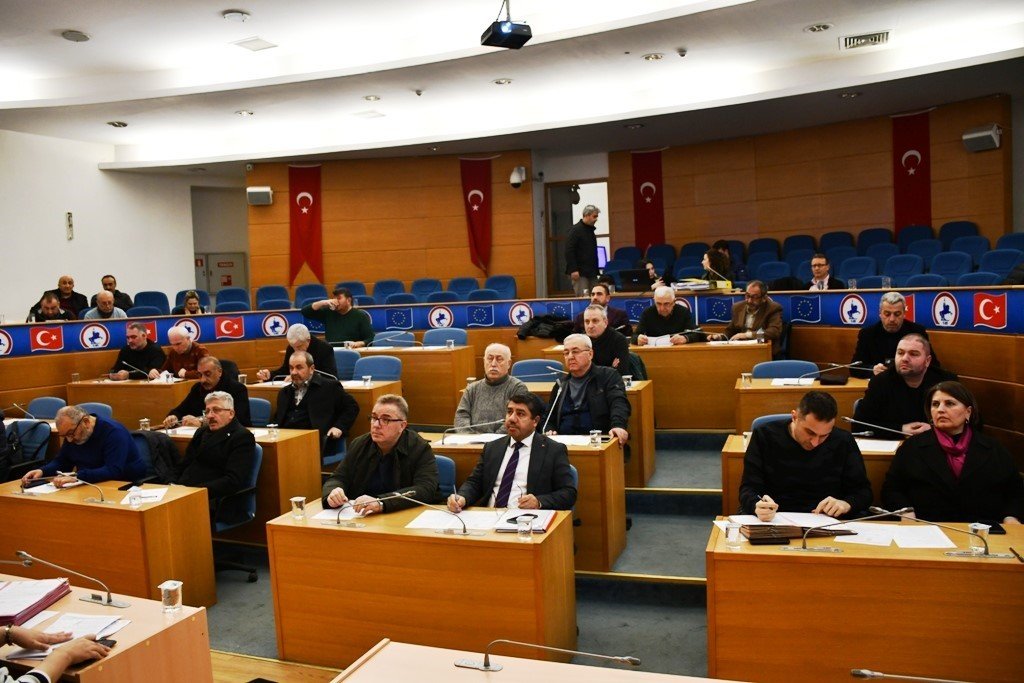 Deprem şehitleri için Fatiha okunarak başladı