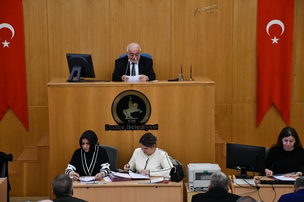 Deprem şehitleri için Fatiha okunarak başladı