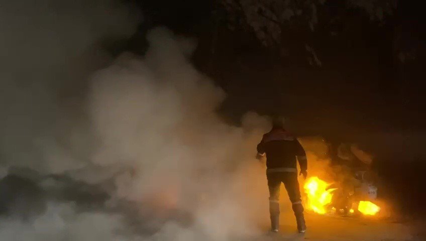 Seyir halindeki otomobil alev alev yandı