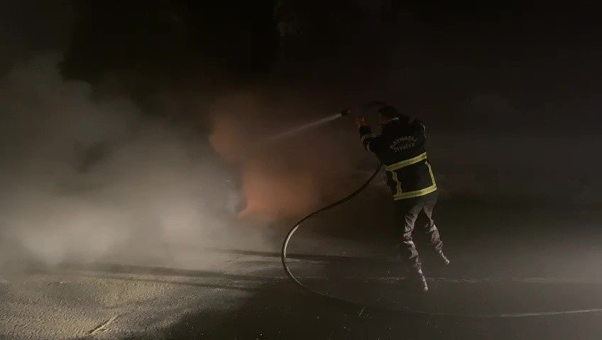 Seyir halindeki otomobil alev alev yandı
