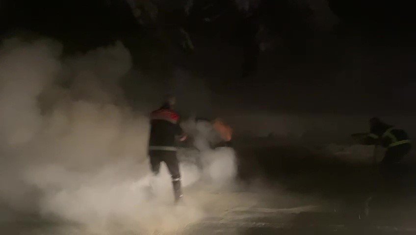 Seyir halindeki otomobil alev alev yandı