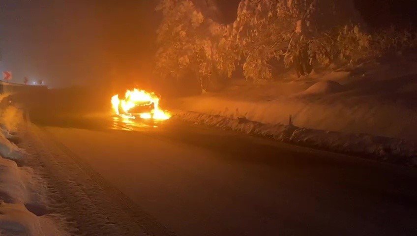 Seyir halindeki otomobil alev alev yandı