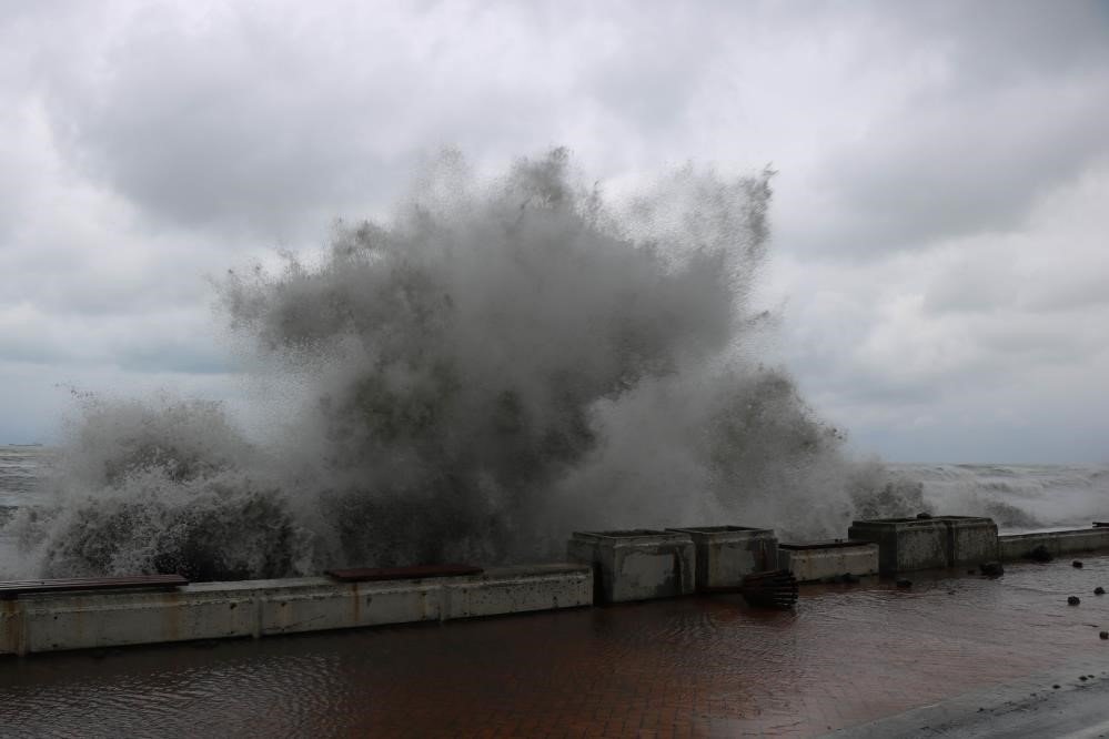 Karadeniz’in dev dalgalarının dövdüğü sahil temizlendi