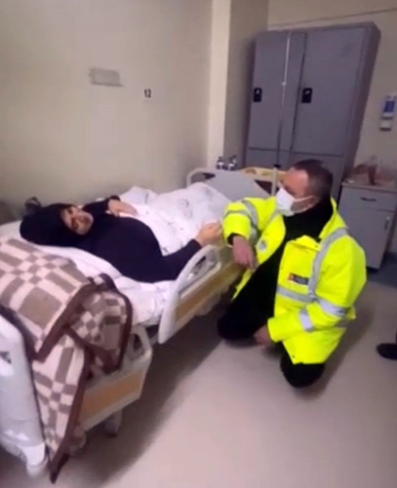 Ailesini kaybeden depremzede gözyaşlarıyla: "Allah devletimizi başımızdan eksik etmesin"