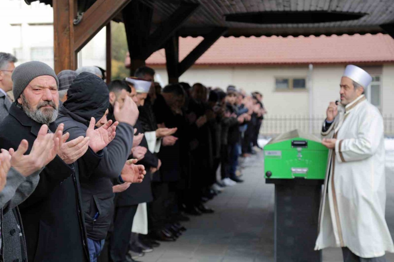 Otomobil almak için gittiği Hatay’da enkaz altında kalan genç son yolculuğuna uğurlandı