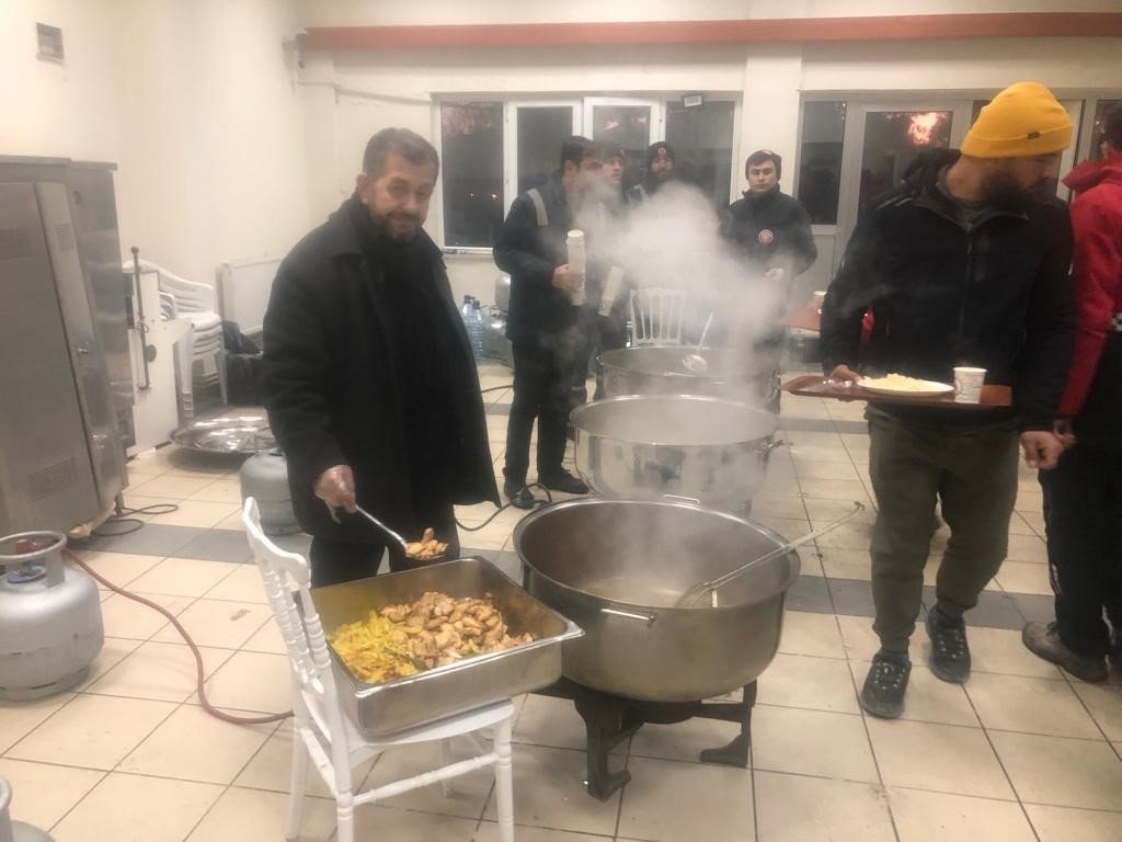 Gürsu Belediyesi’nden afet bölgesine sahra aş evi