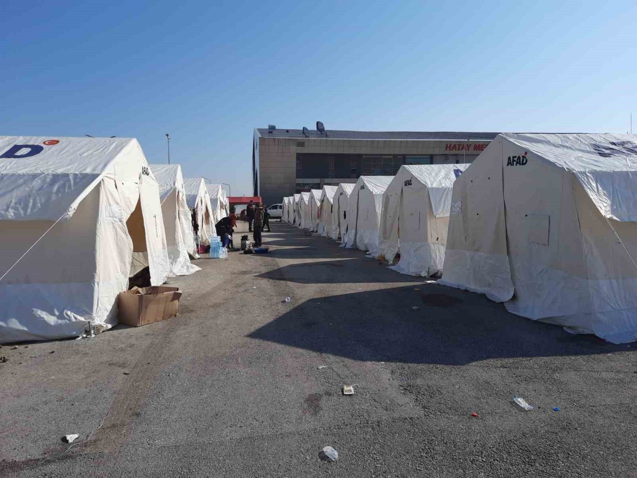 Çadır kentte yardımlar depremzedelerin yüzünü güldürdü