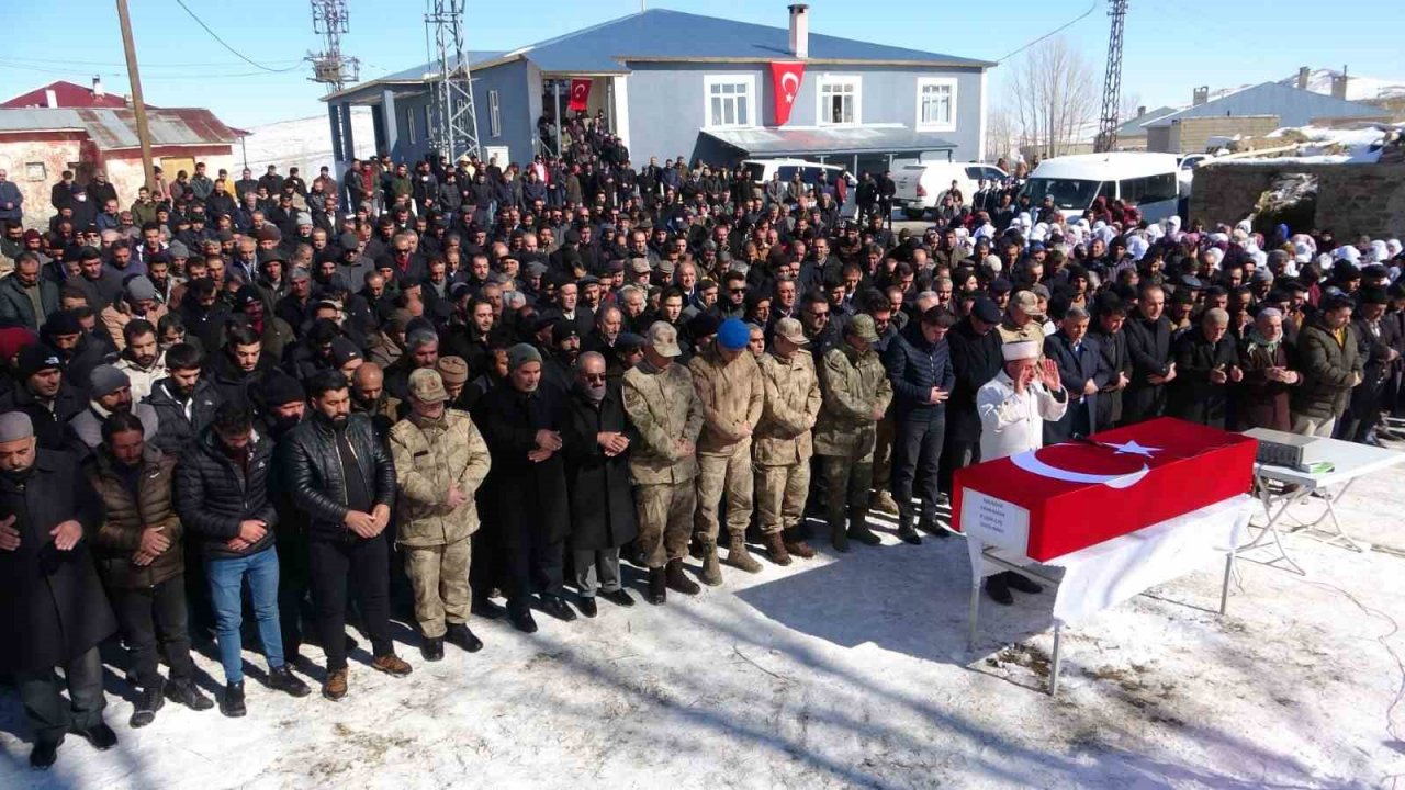 Depremde hayatını kaybeden Vanlı asker son yolculuğuna uğurlandı