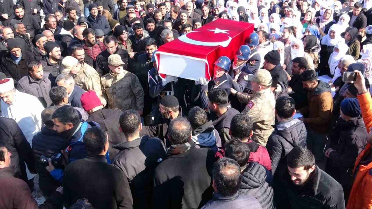 Depremde hayatını kaybeden Vanlı asker son yolculuğuna uğurlandı