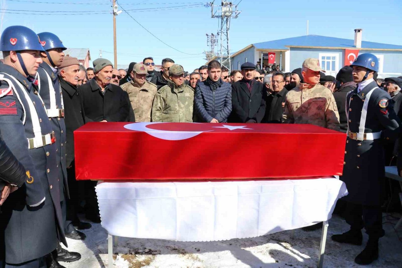 Depremde hayatını kaybeden Vanlı asker son yolculuğuna uğurlandı