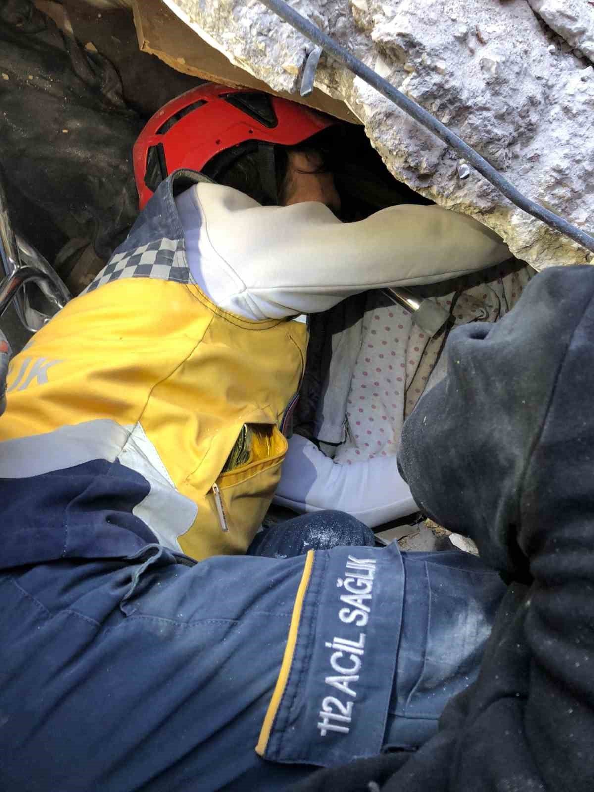 108 saat sonra kurtarılan kadından ilk soru: “Eşim yaşıyor mu?”