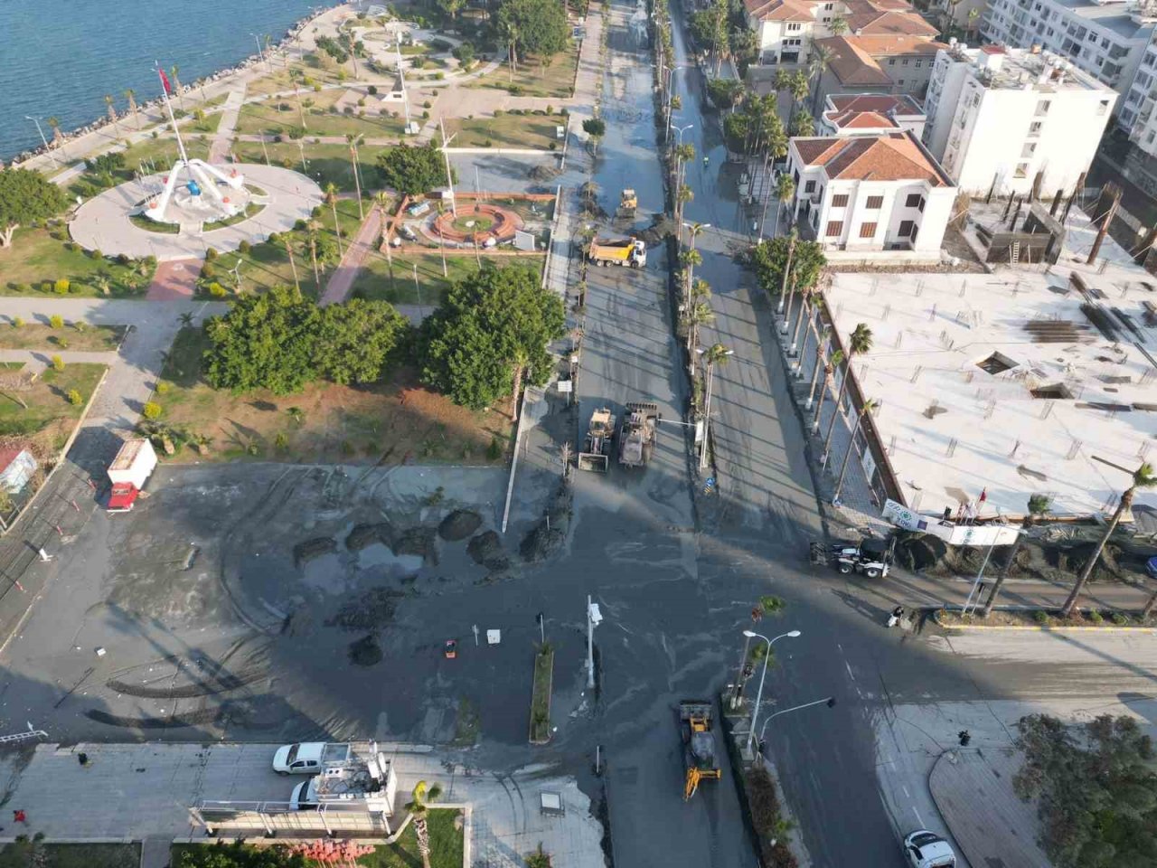 İskenderun’da deniz suyu altında kalan sahil kesiminde tahliye ve temizlik çalışması