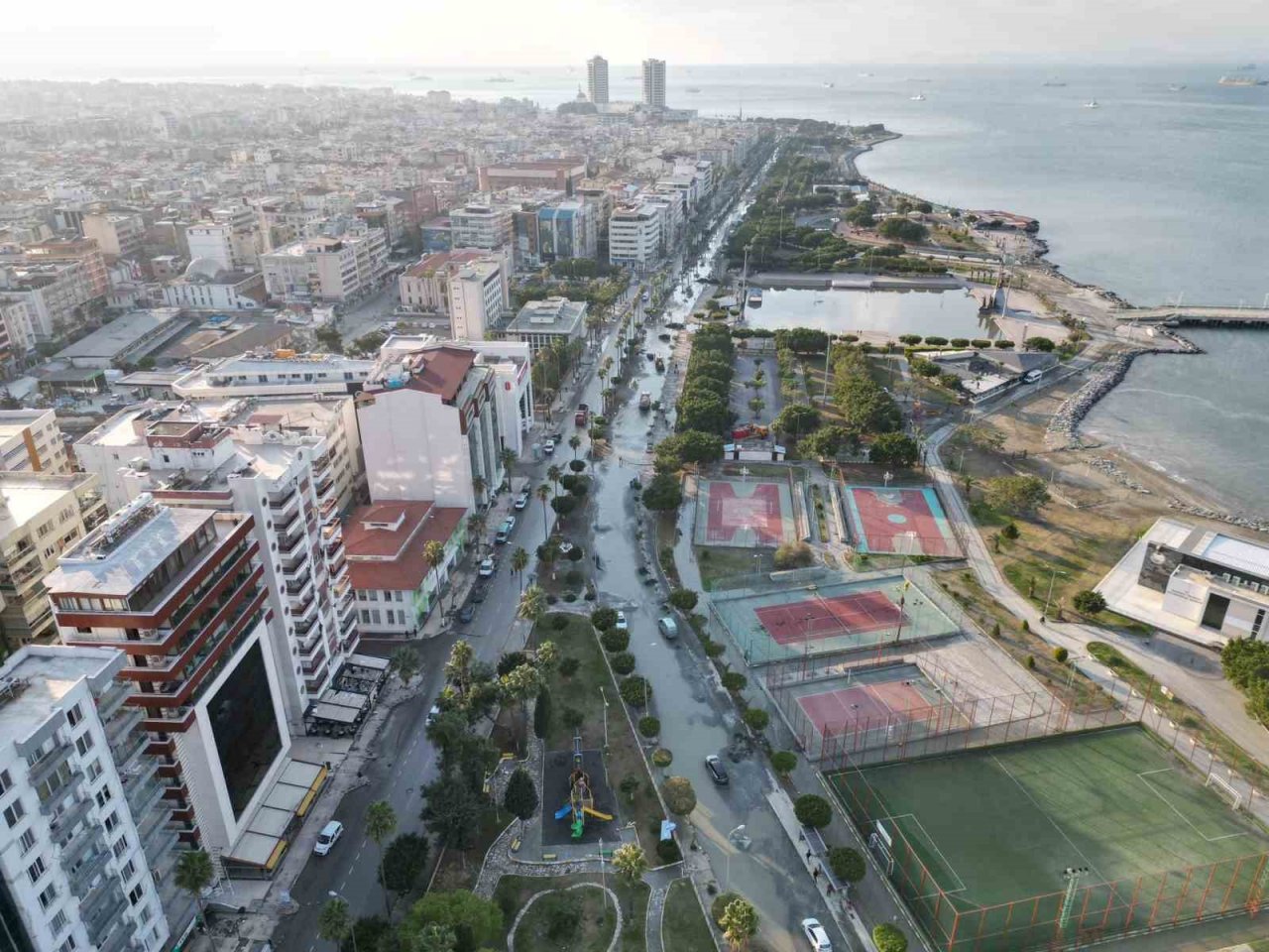 İskenderun’da deniz suyu altında kalan sahil kesiminde tahliye ve temizlik çalışması