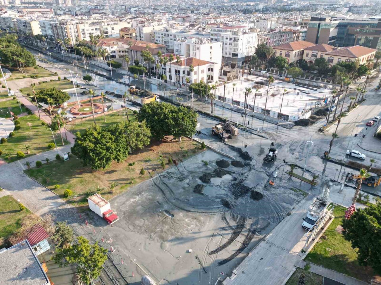 İskenderun’da deniz suyu altında kalan sahil kesiminde tahliye ve temizlik çalışması