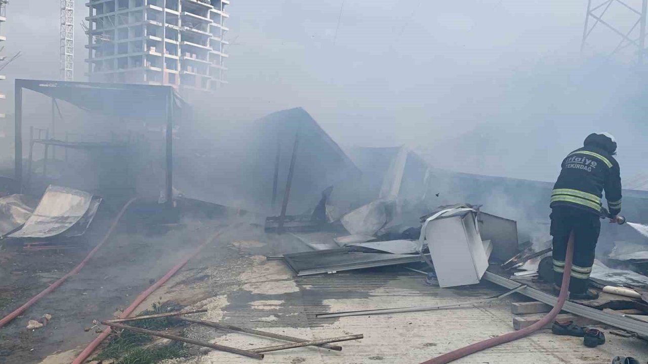 İşçilerin kaldığı 32 yataklı konteyner ev alev alev yandı