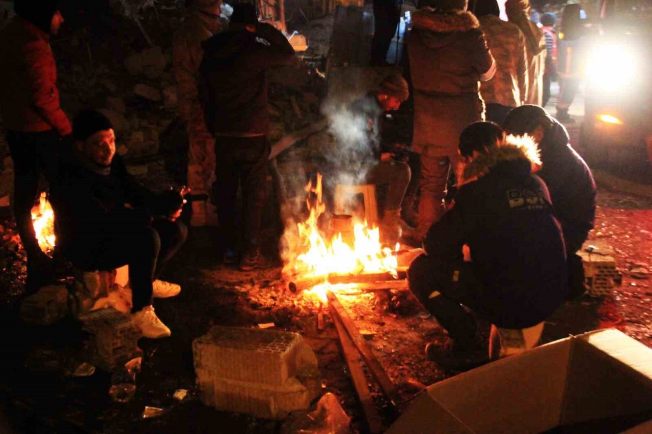 Eksi 9 derecede enkaz bölgesinde ateş başında bekliyorlar