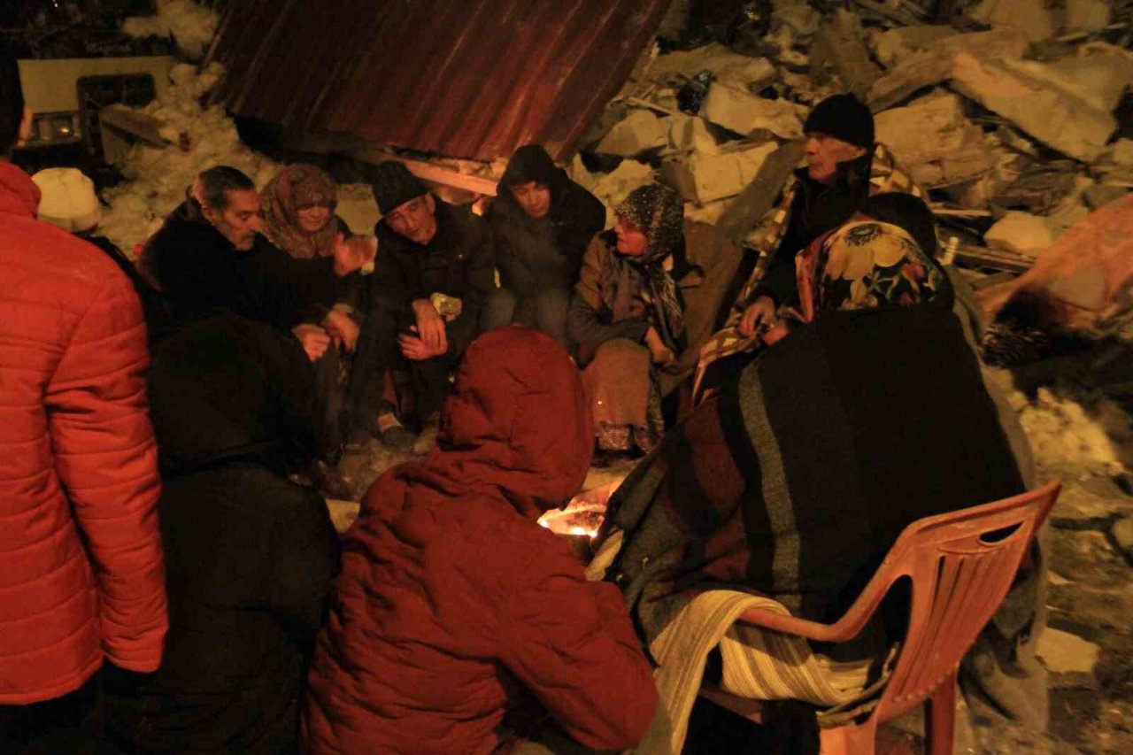 Eksi 9 derecede enkaz bölgesinde ateş başında bekliyorlar