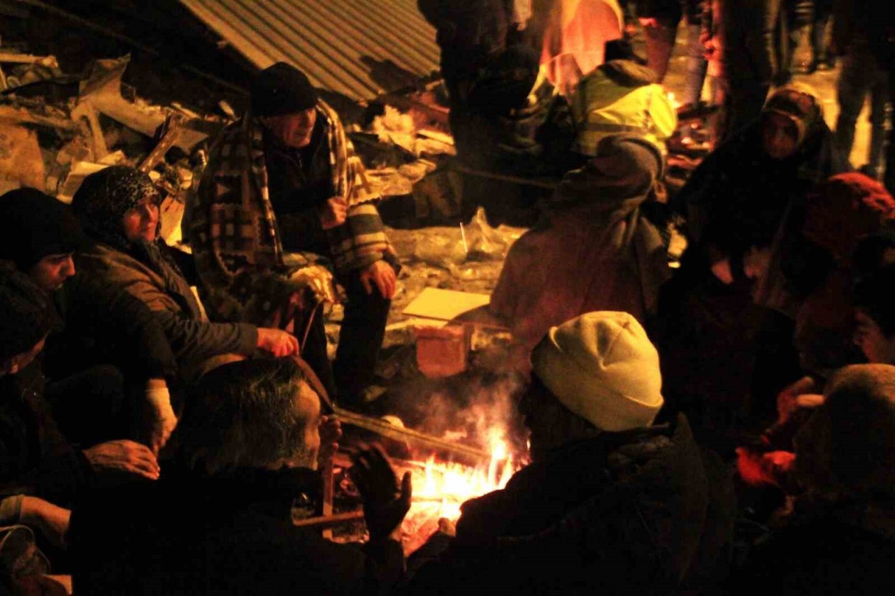 Eksi 9 derecede enkaz bölgesinde ateş başında bekliyorlar