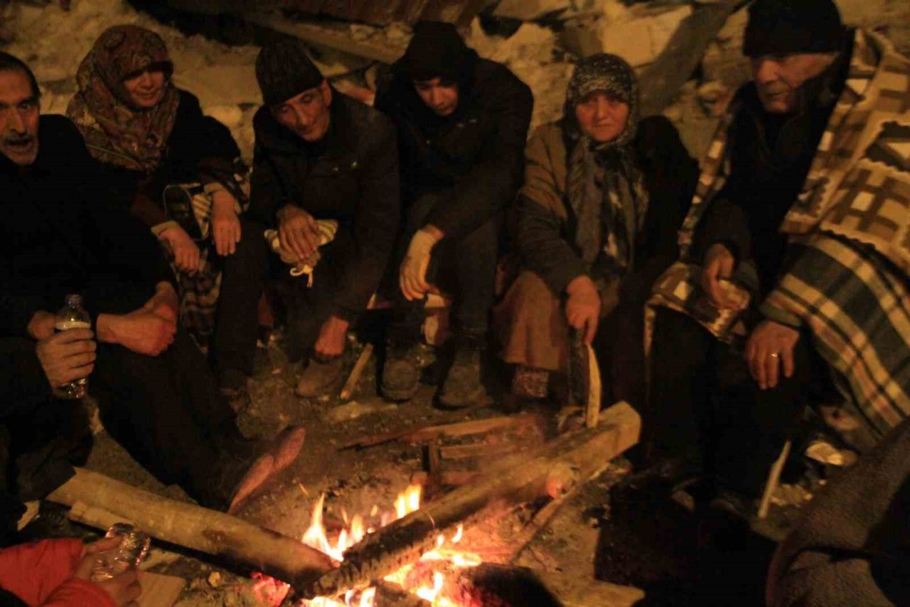 Eksi 9 derecede enkaz bölgesinde ateş başında bekliyorlar