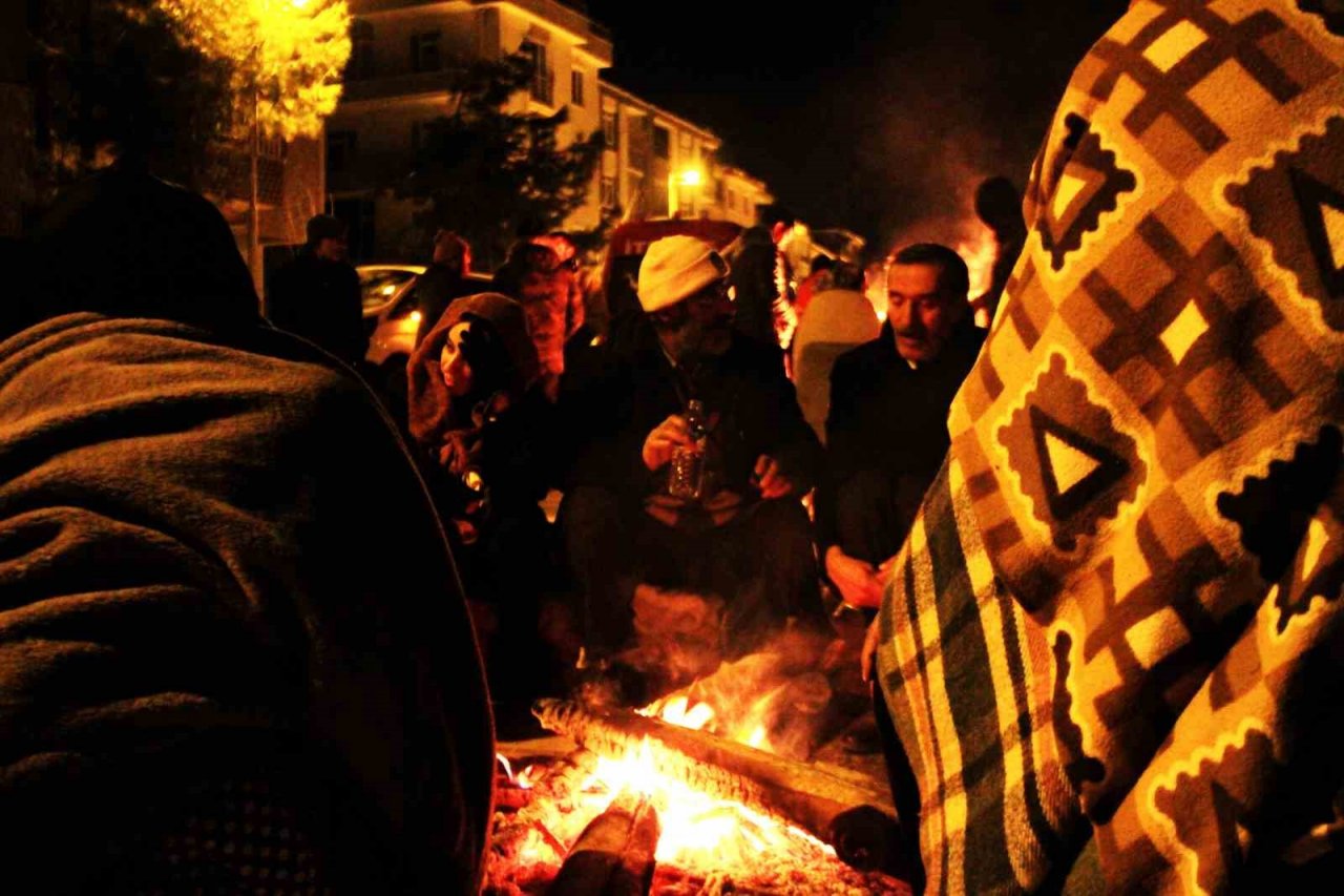 Eksi 9 derecede enkaz bölgesinde ateş başında bekliyorlar