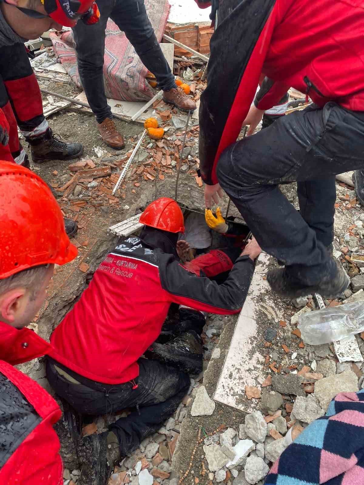 SAK-E deprem bölgesinde arama kurtarma faaliyetlerini aralıksız sürdürüyor