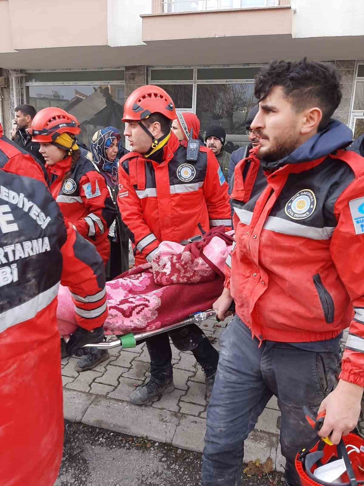 SAK-E deprem bölgesinde arama kurtarma faaliyetlerini aralıksız sürdürüyor