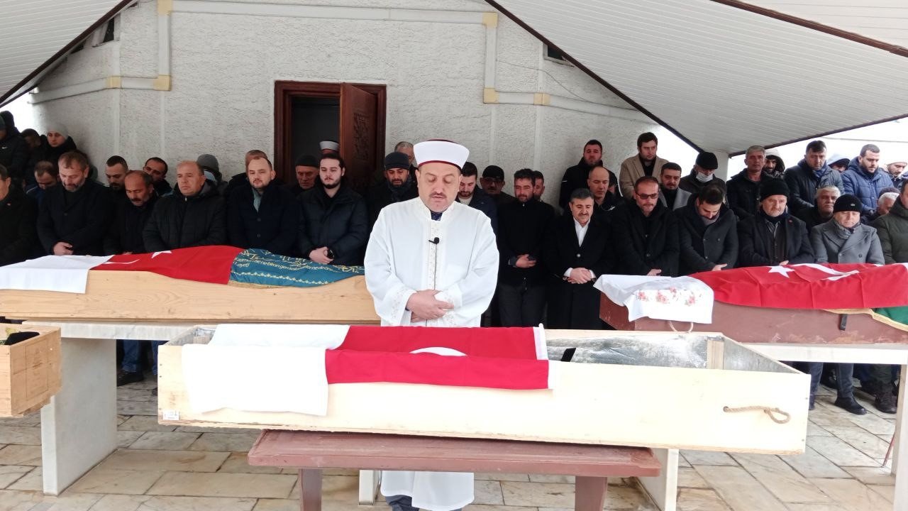 Bir aile yok oldu, tabutları yan yana dizildi