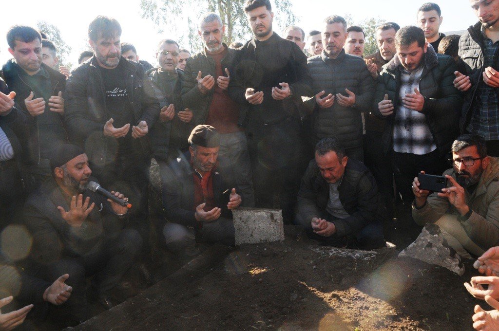 Depremde enkaz altında kalan baba oğul Cizre’de gözyaşları arasında defnedildi