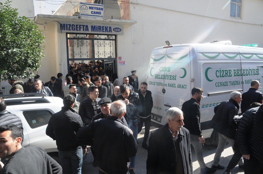 Depremde enkaz altında kalan baba oğul Cizre’de gözyaşları arasında defnedildi