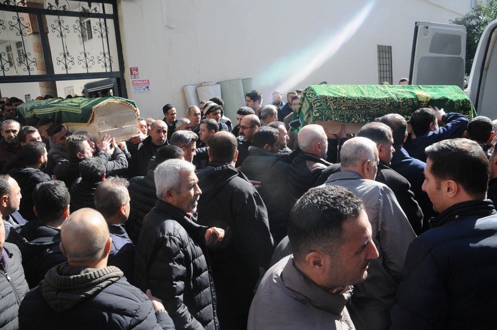 Depremde enkaz altında kalan baba oğul Cizre’de gözyaşları arasında defnedildi