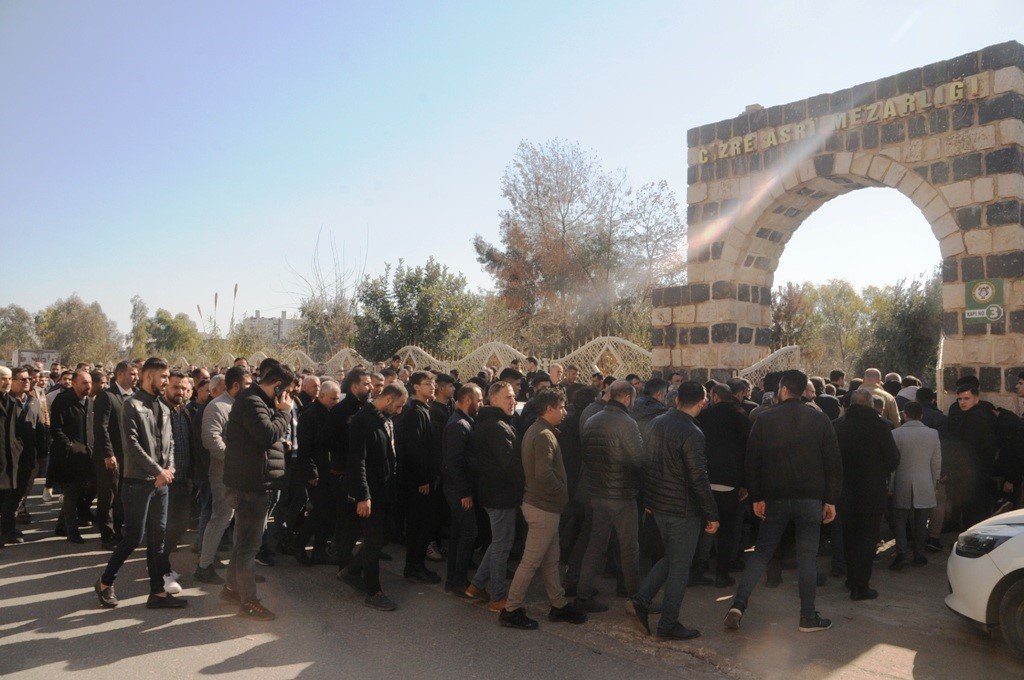 Depremde enkaz altında kalan baba oğul Cizre’de gözyaşları arasında defnedildi