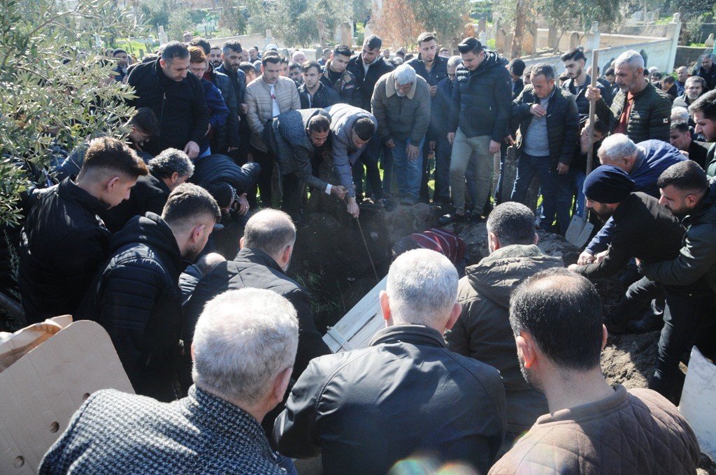 Depremde enkaz altında kalan baba oğul Cizre’de gözyaşları arasında defnedildi