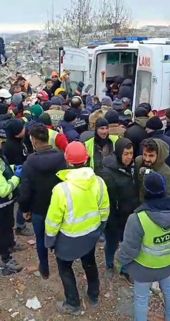 Depremin 102. saatinde inanılmaz kurtuluş