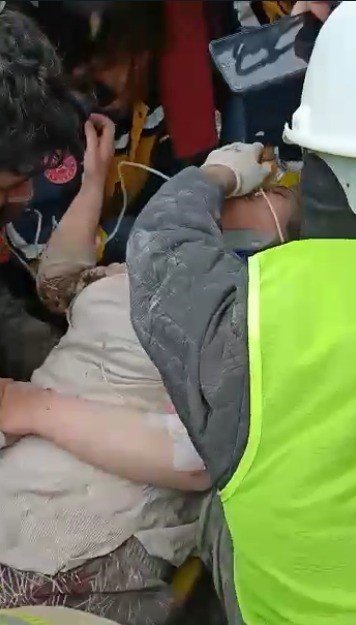 Depremin 102. saatinde inanılmaz kurtuluş