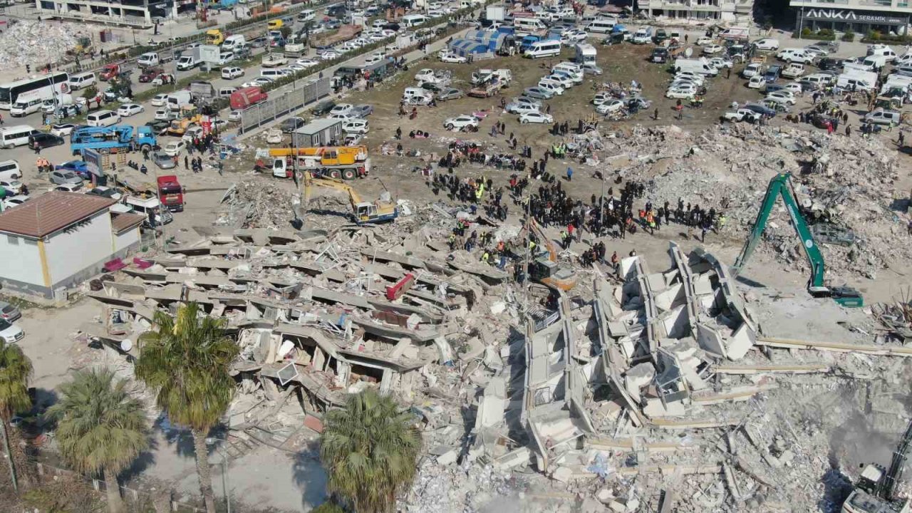 Yerle bir olan Hatay’da arama kurtarma çalışmaları havadan görüntülendi