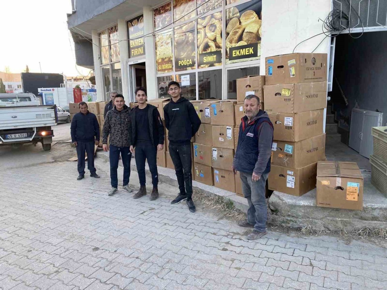 Selendili’de kadınlar depremzedeler için ekmek yapıyor