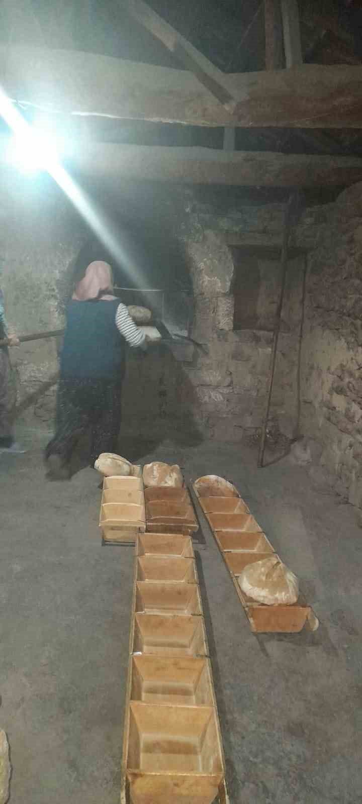 Selendili’de kadınlar depremzedeler için ekmek yapıyor