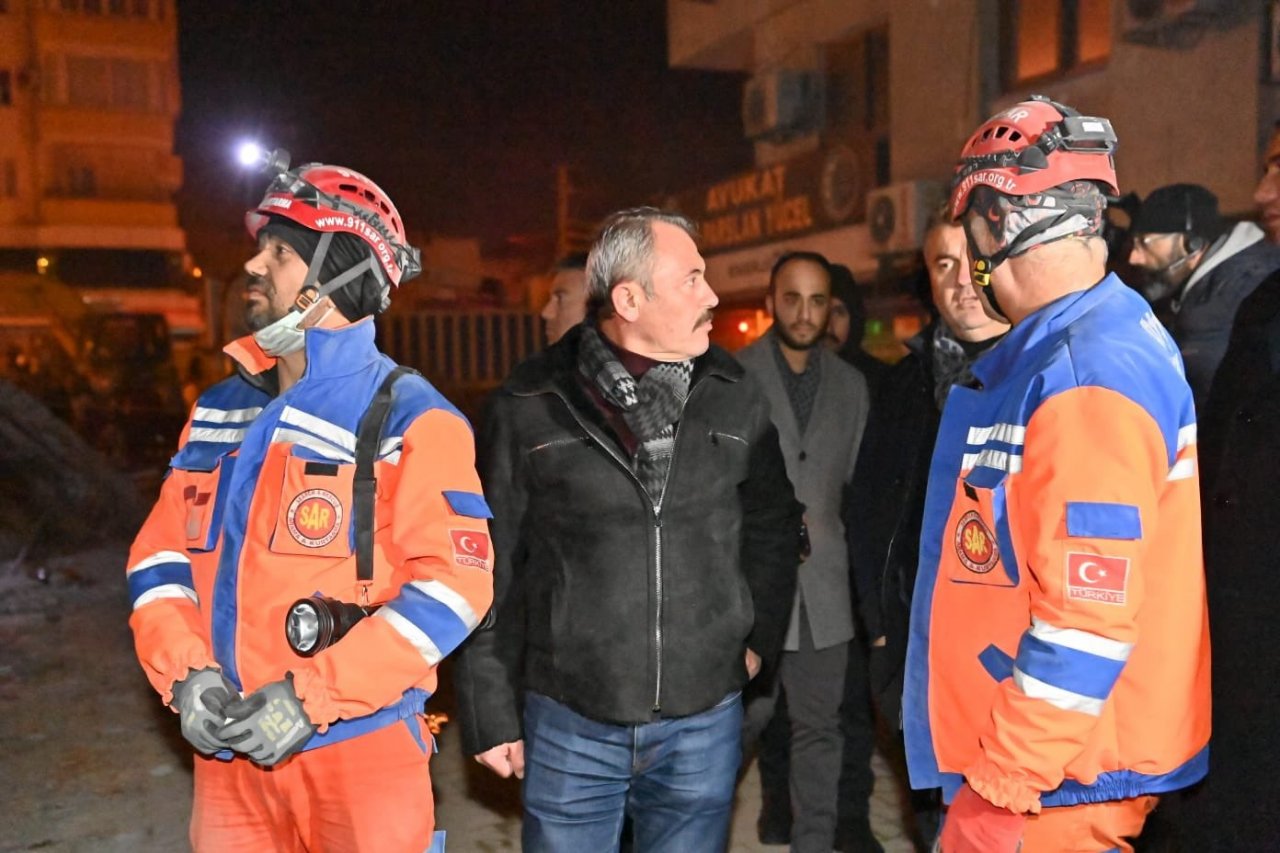 Milletvekili Şahin Tin çadır kentte depremzedelerle görüştü