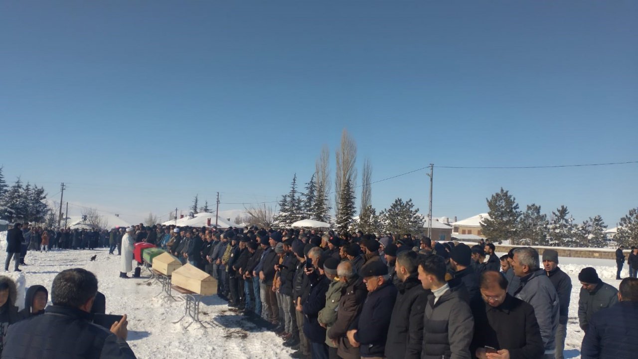 Depremde hayatını kaybeden polis ve ailesi toprağa verildi