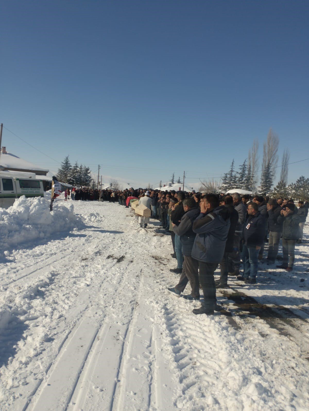 Depremde hayatını kaybeden polis ve ailesi toprağa verildi