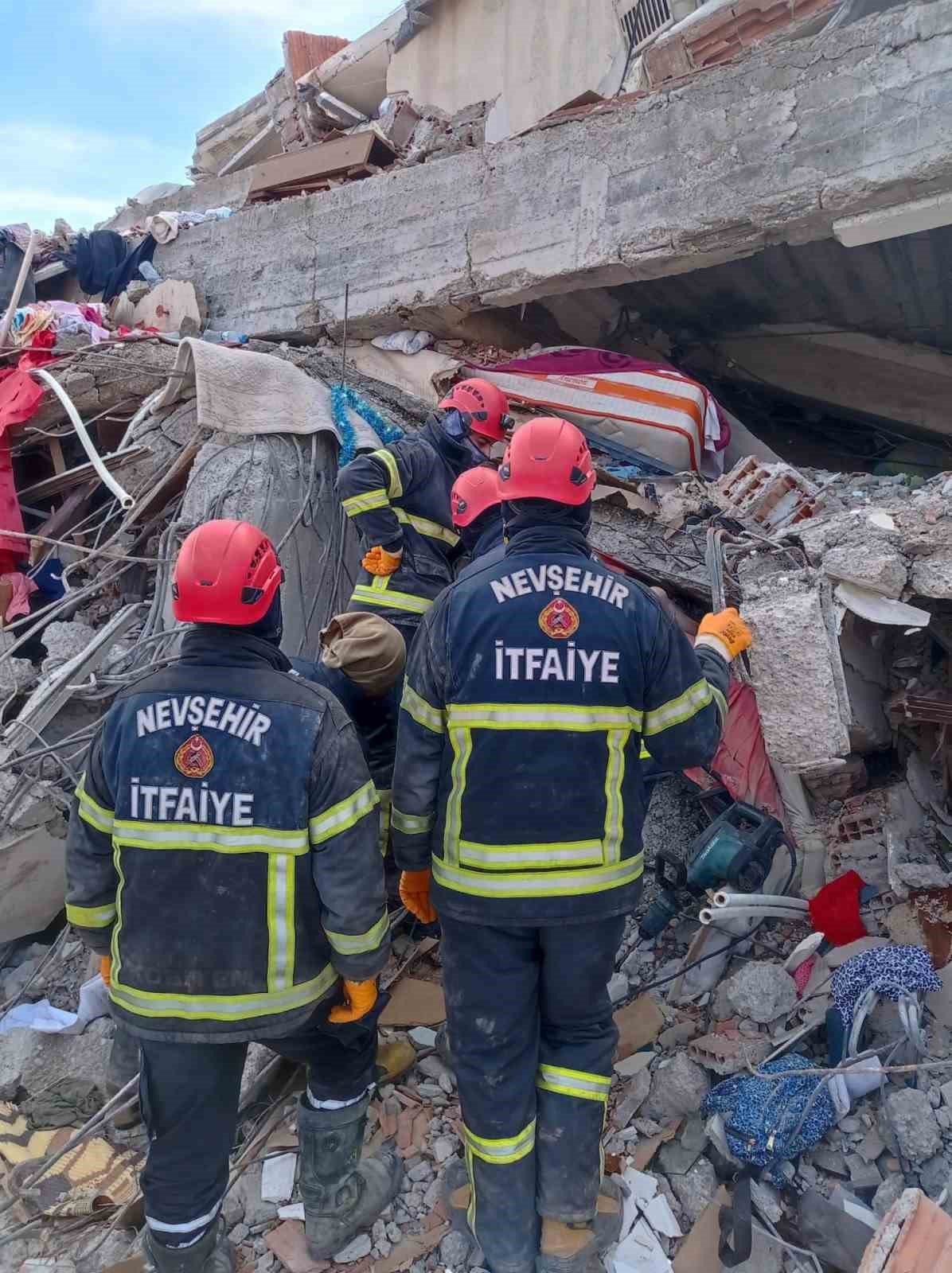 AK Partili 807 belediye deprem bölgesinde yaraları sarıyor