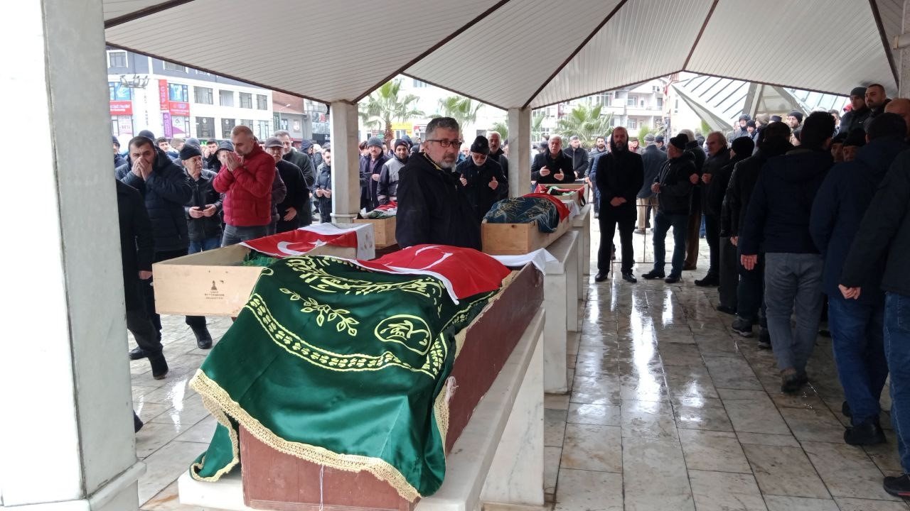 Bir aile yok oldu, tabutları yan yana dizildi